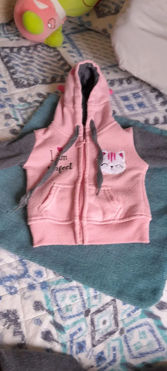Casaco Infantil Rosa com Capuz e Detalhes de Gatinho