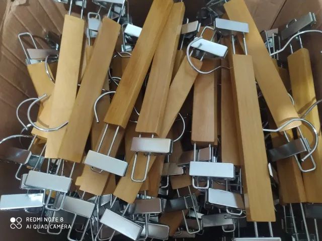 Cabide de madeira com presilha  Semi novo - Foto 2