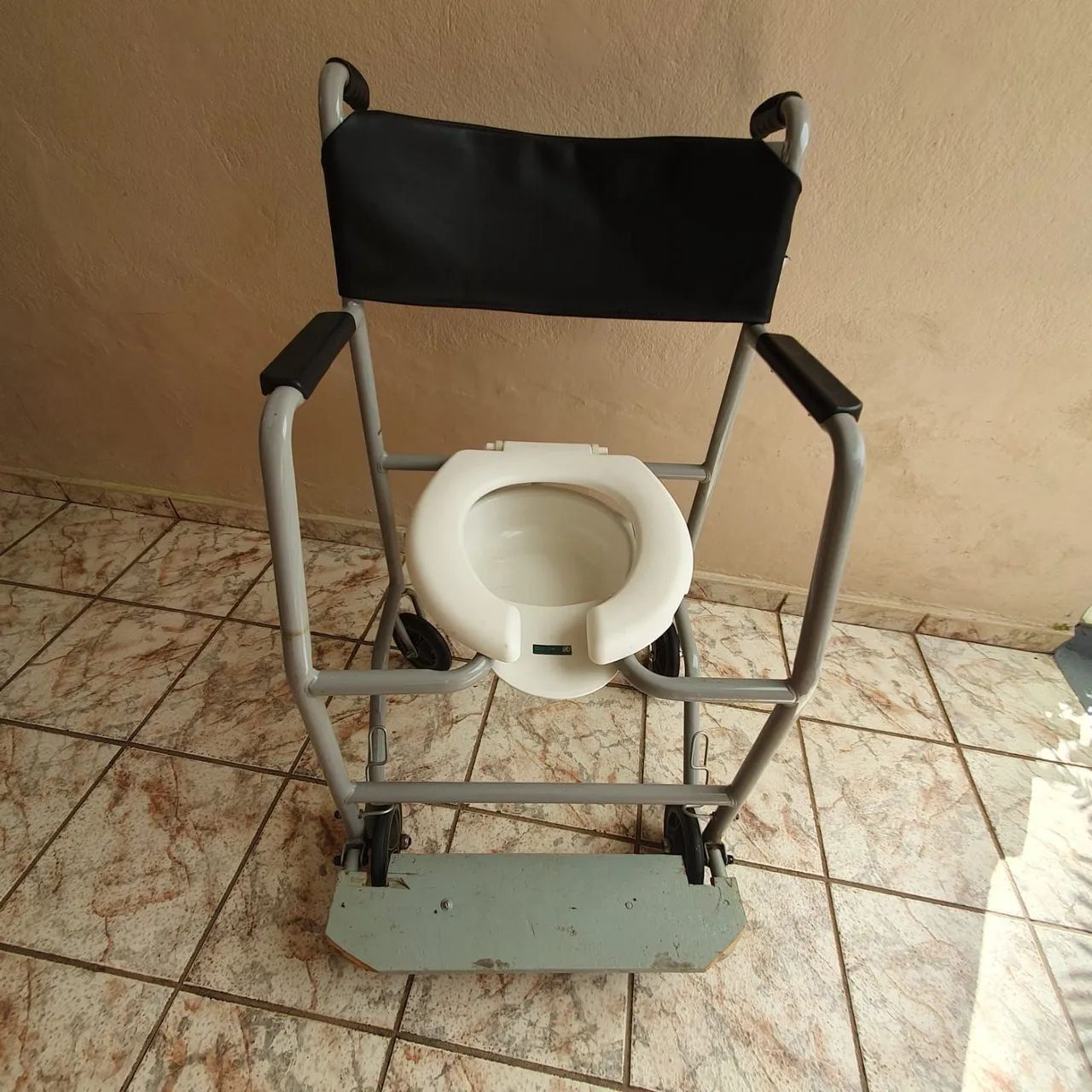 Cadeira de roda para banho e assento sanitário  - Foto 2