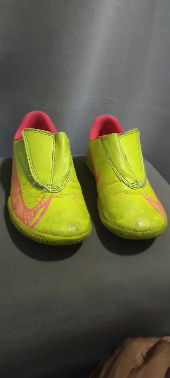 Chuteira futsal infantil Nike original tamanho 28 Calçados