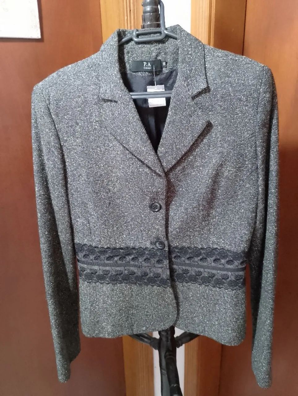 Blazer cinza com detalhe em renda. EM EXCELENTE ESTADO E QUALIDADE 