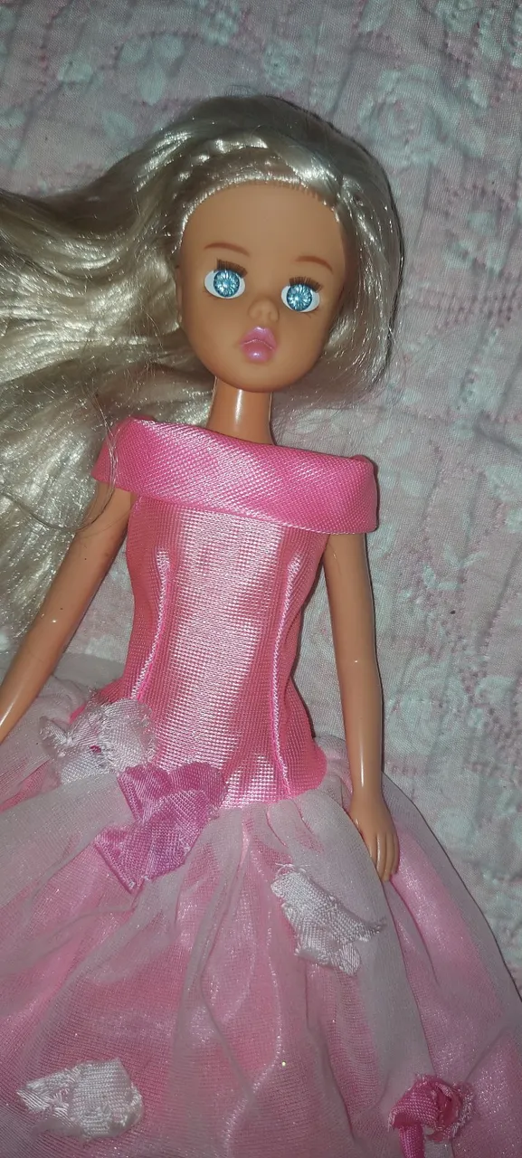 Boneca com vestido rosa Susi