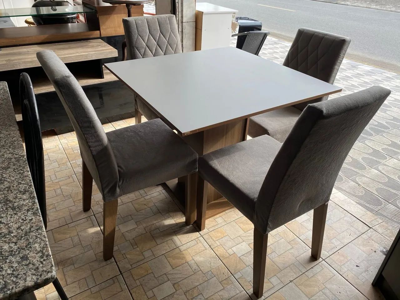 Mesa com 4 cadeiras IMPECÁVEL  - Foto 4