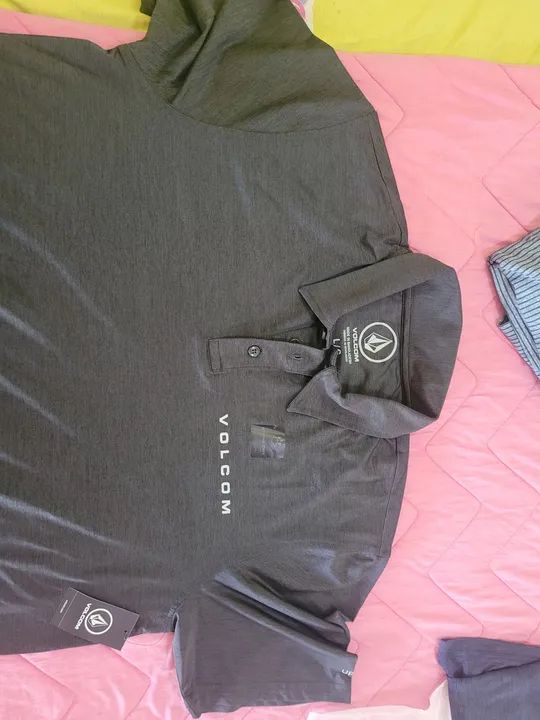 Camiseta Polo Volcom - Preta - Tamanho g comprado em Miami 