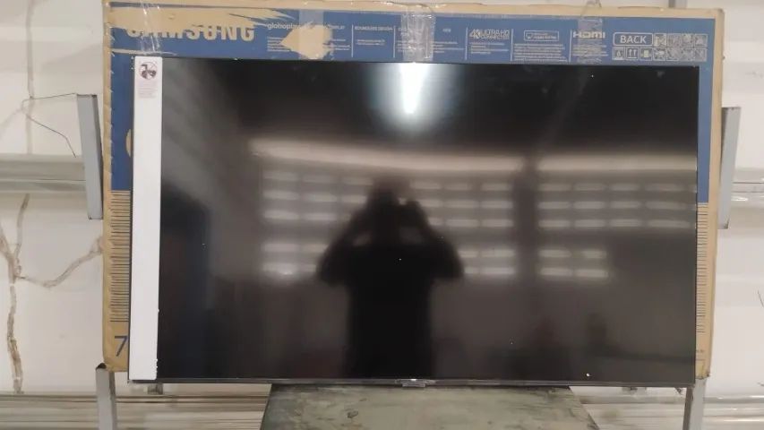 Televisão Samsung 50", nova, com tela quebrada. Valor: 300,00 reais. 