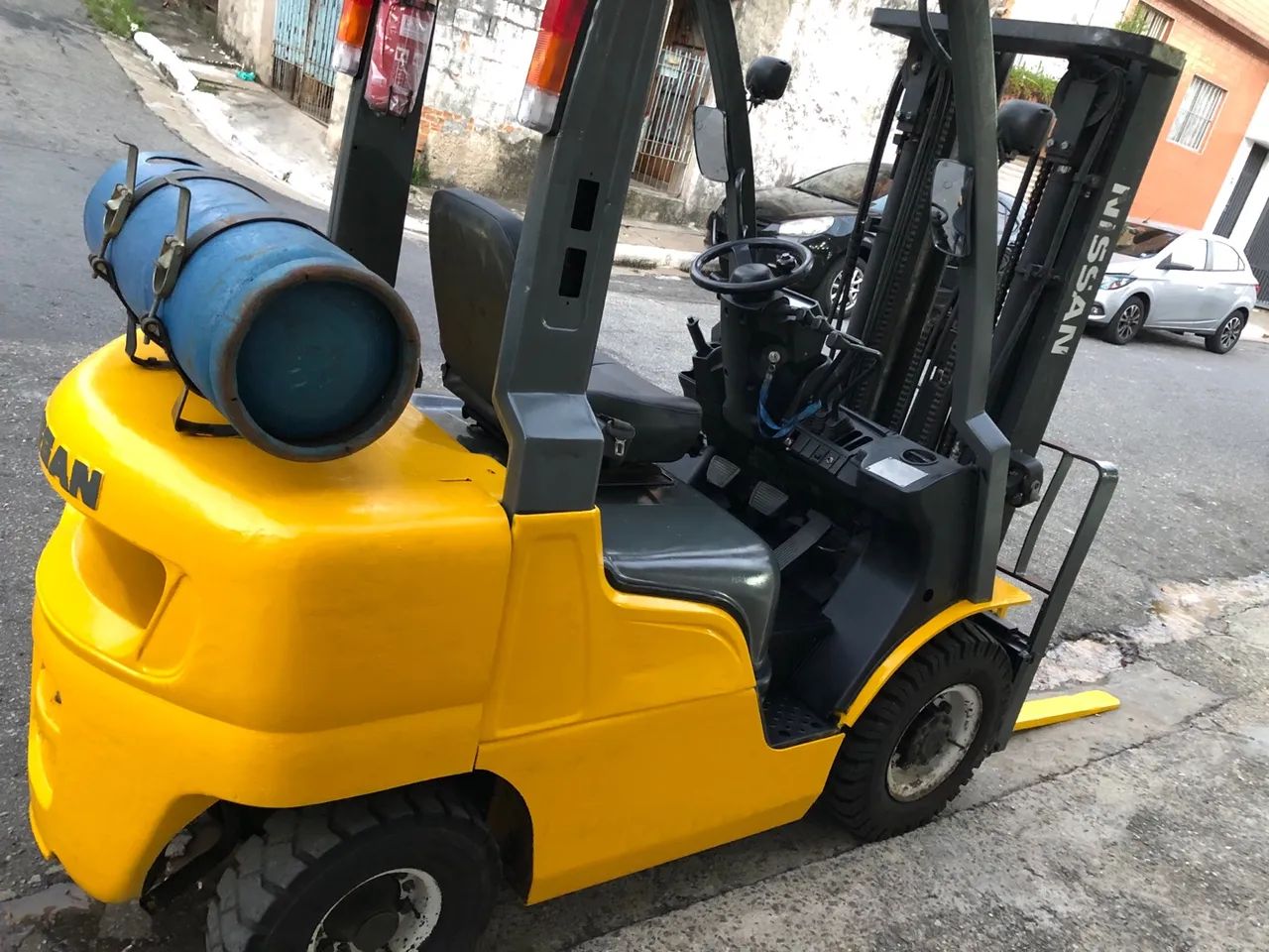 Empilhadeira Nissan a Glp cap. nominal de2500kg