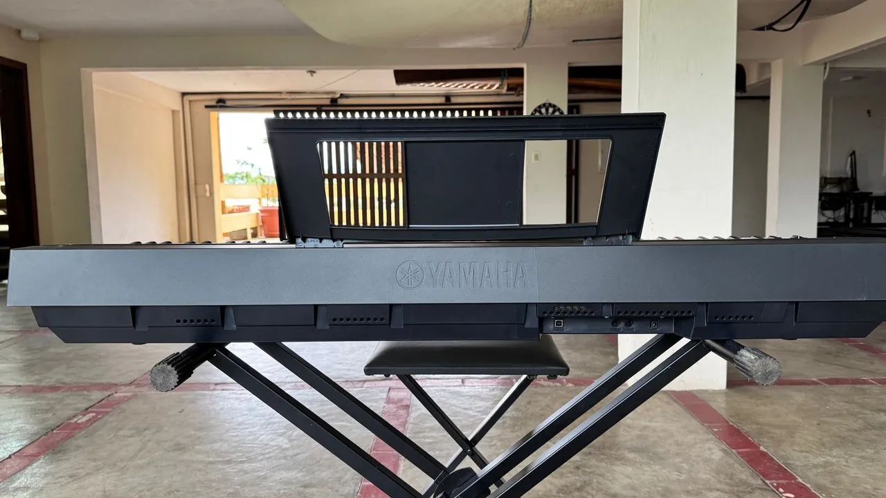 Piano Yamaha P45B com banqueta, apoio e capa. Somente retirada no local.  - Foto 6