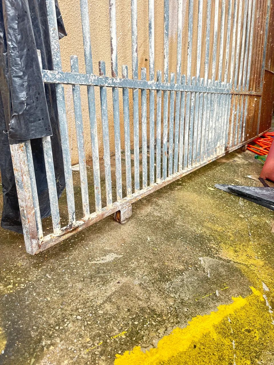 Vendo portão em ótimo estado  - Foto 4