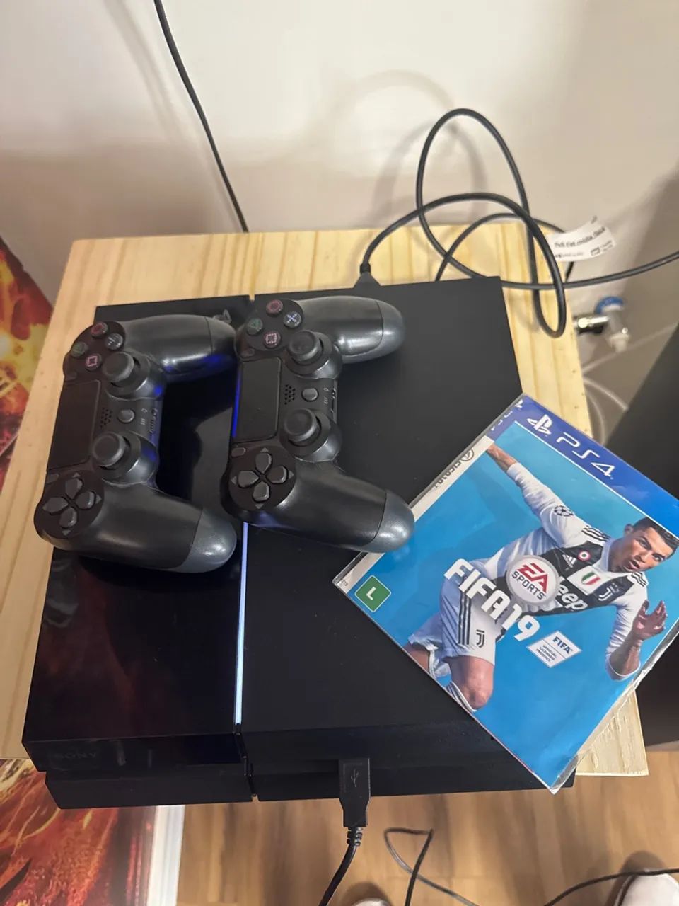 Playstation 4 com 2 Controles e FIFA 19