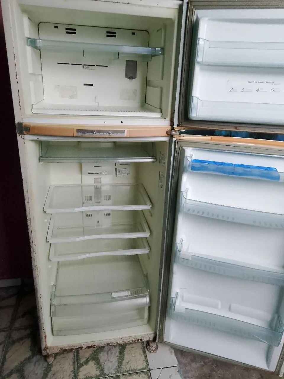 Vende-se uma Geladeira (Gelo Feco ) Com marcas de Uso 