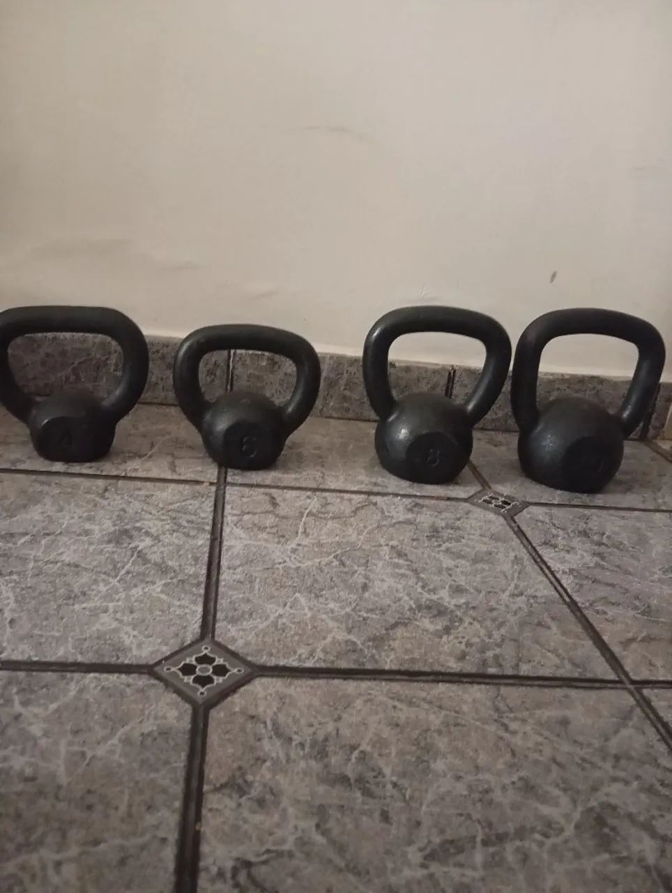 Kit de kettlebles para treino completo - pesos - Foto 2