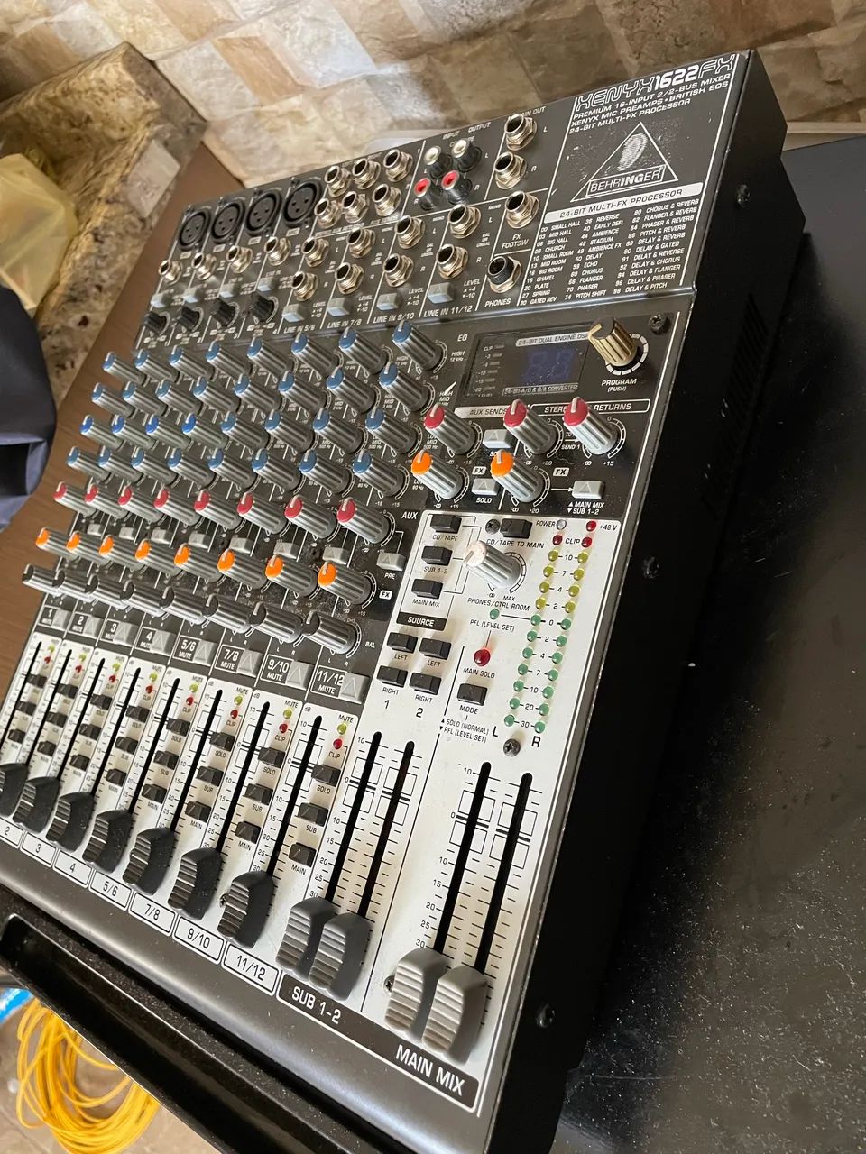 MESA BEHRINGER 12 CANAIS