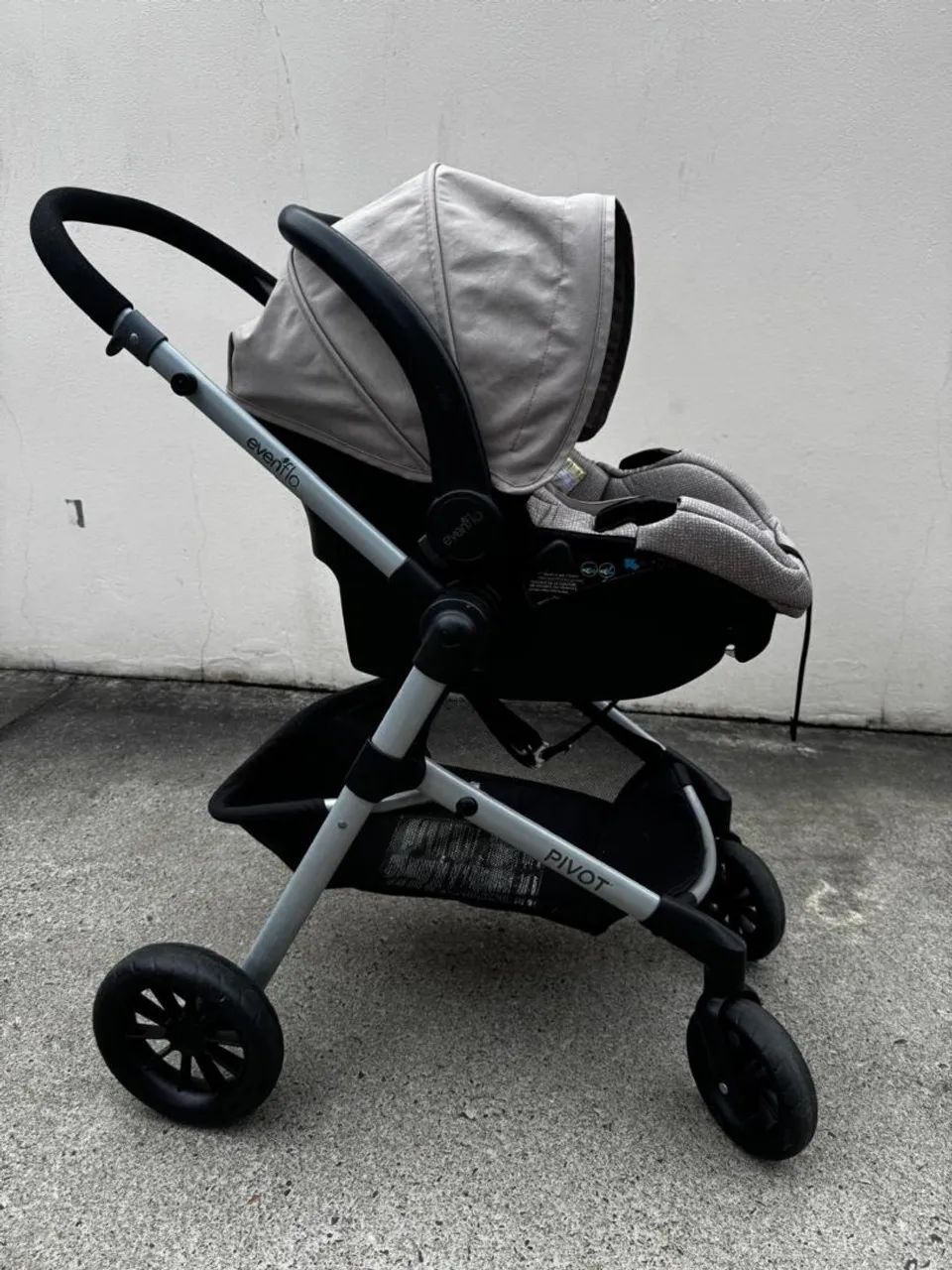 Carrinho bebê com bebê conforto ,semi novo  - Foto 2