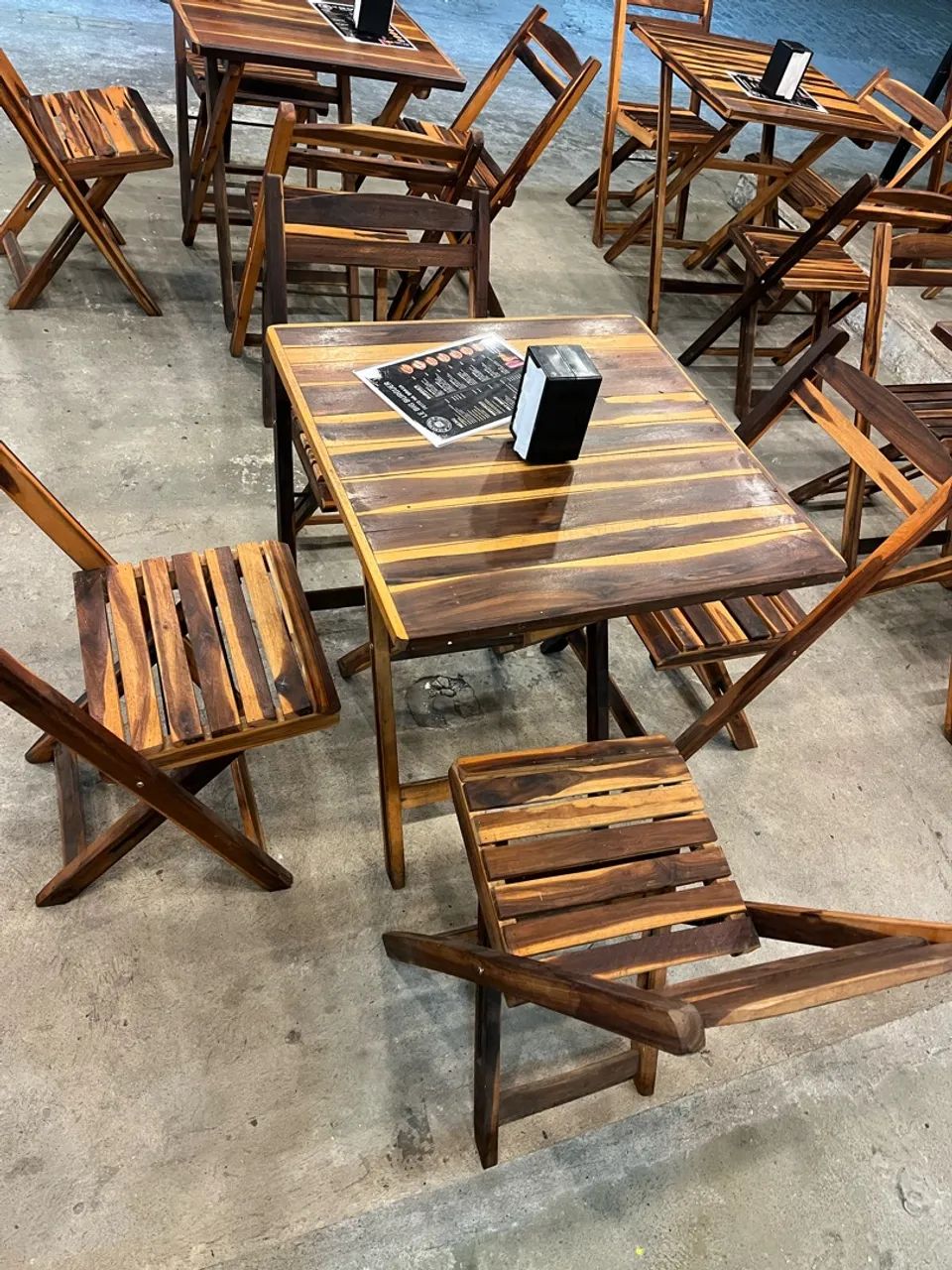 Mesa de Madeira com 4 cadeiras 