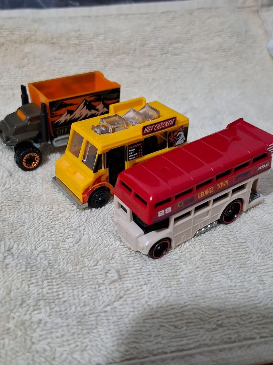 Kit com 3 HotWheels diversos 