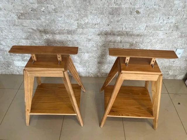 Mesa de Design Autoral com Tampo de Vidro Bisotado e Cavaletes em Madeira Selecionada - Foto 3