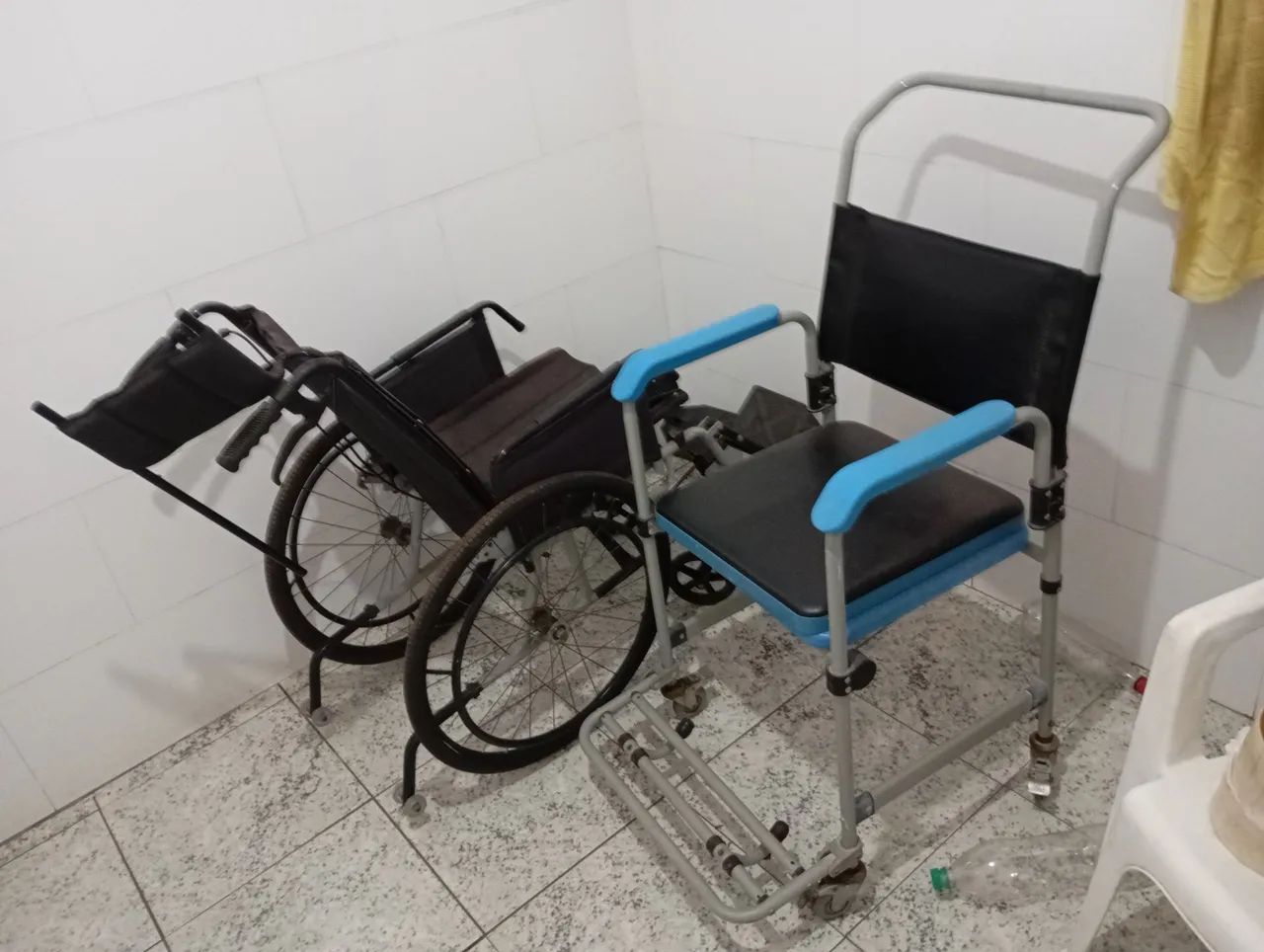 Cadeira de rodas e cadeira de banho