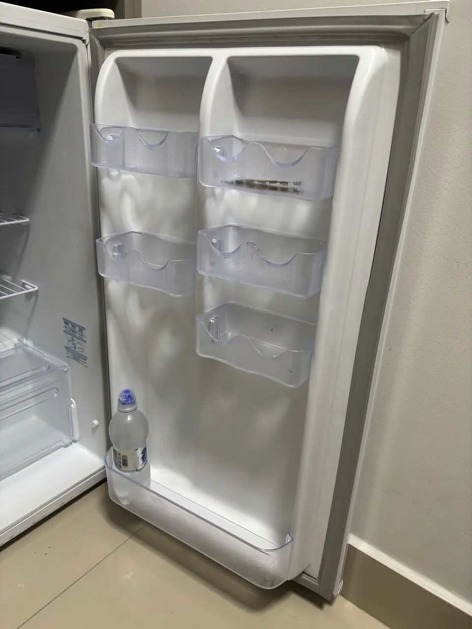 Frigobar Electrolux modelo RE120 branco 220v - Foto 2