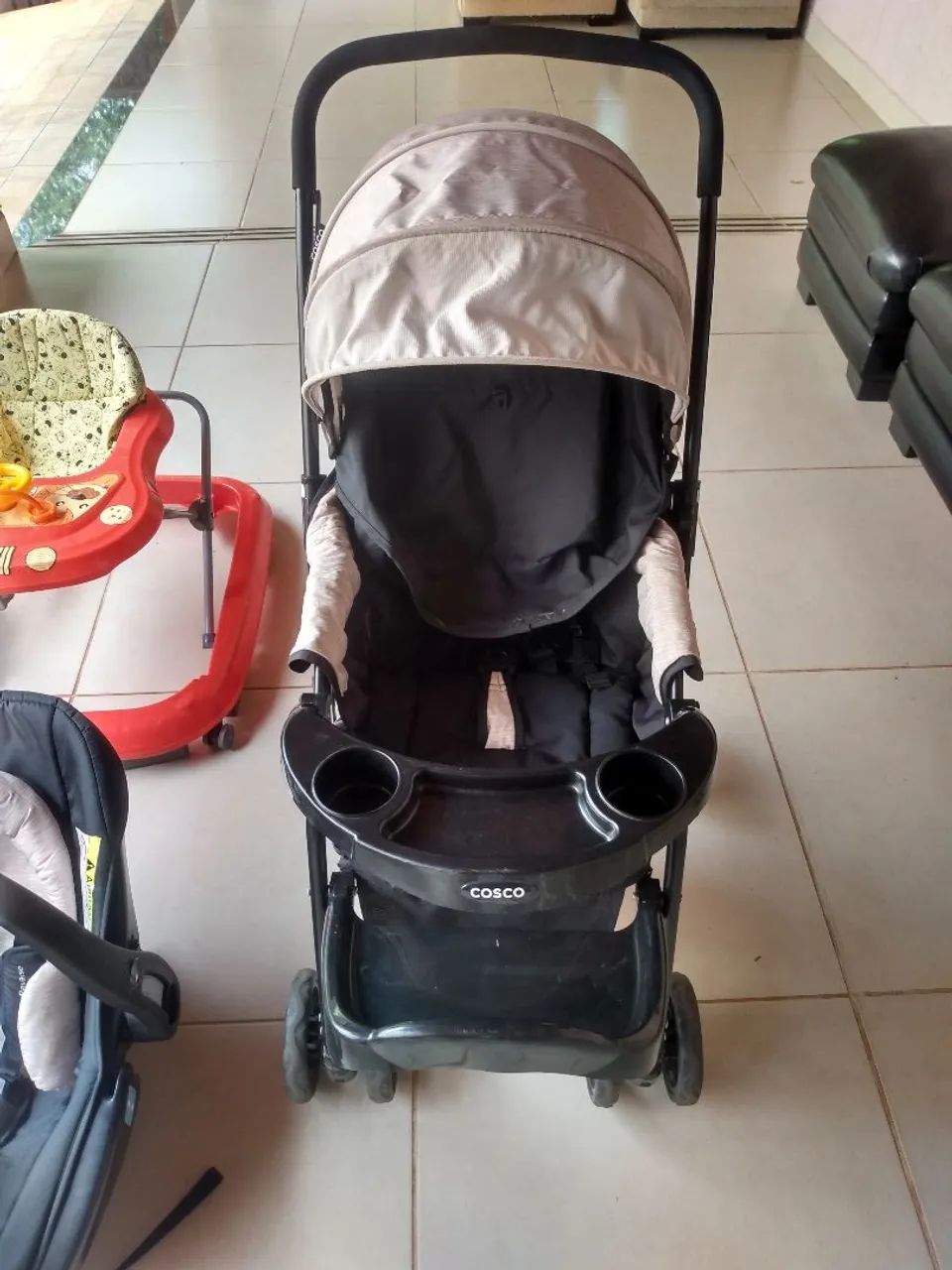 Vendo carrinho de bebê com bebê conforto e andador  - Foto 3