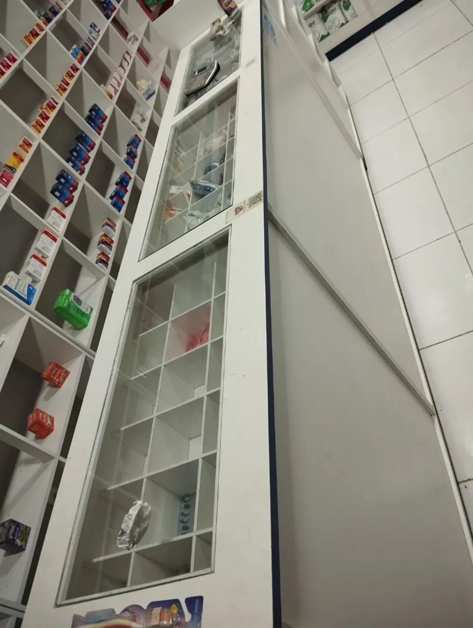 VENDE-SE MOBILIA E ESTRUTURA COMPLETA DE FARMÁCIA 