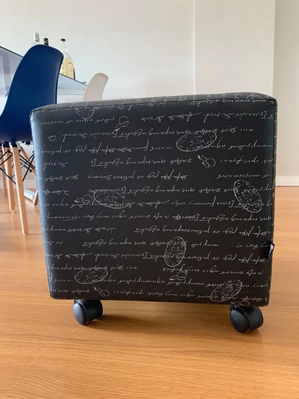 Puff em corino preto com rodinhas | Pouquíssimo uso - Foto 4