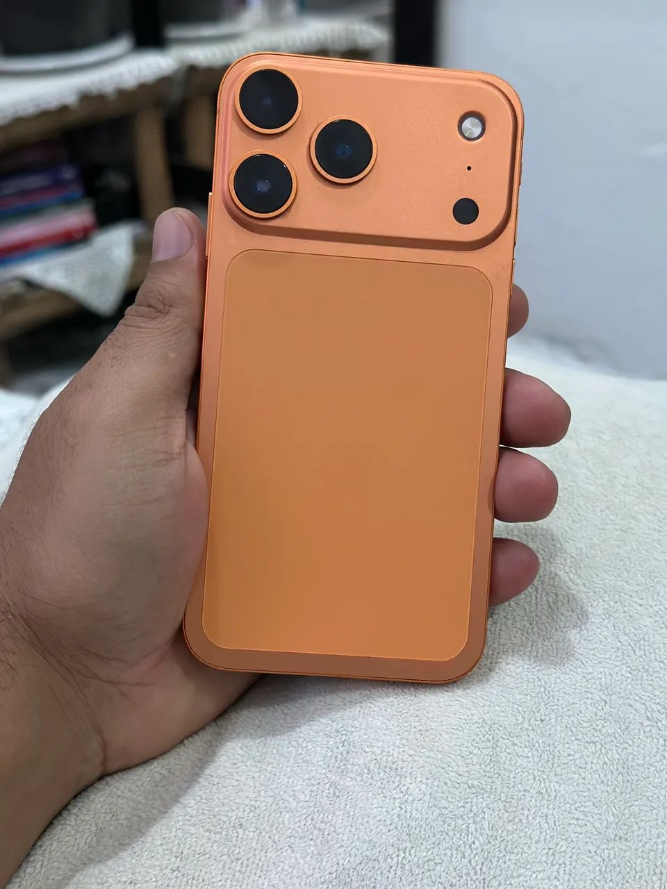 iPhone XR montado no 17 pro 