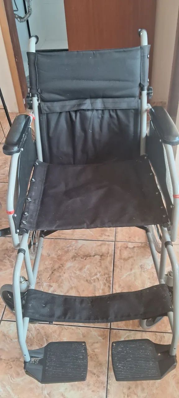 Cadeira de rodas e cadeira de banho  - Foto 2
