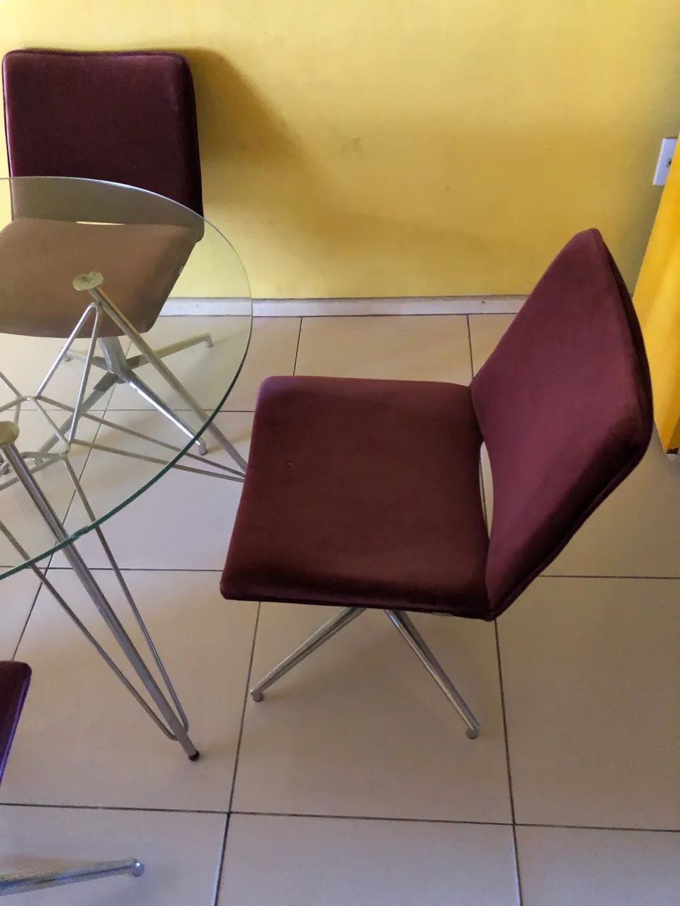Mesa de vidro com quatro cadeiras. - Foto 3