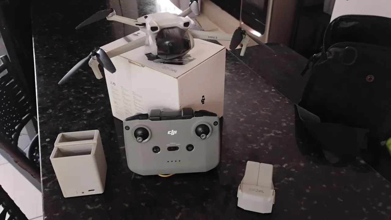 Drone DJI mini 3 stand com 2 baterias e hub carregador 2 baterias