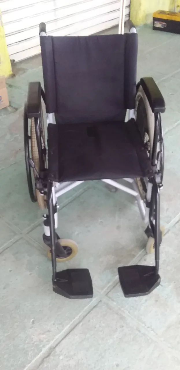 CADEIRA DE RODAS SEMI NOVA