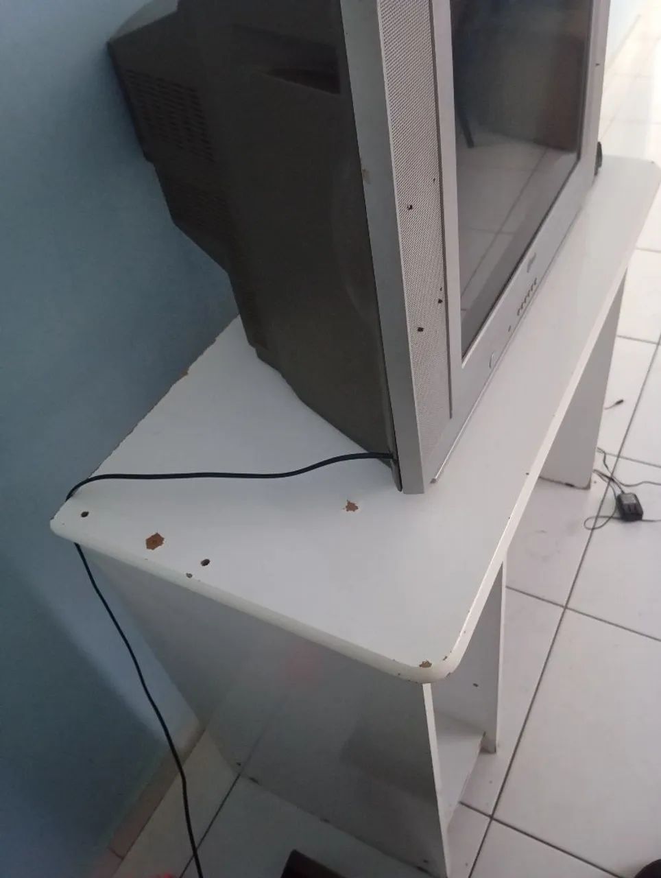 Vendo tv 29 antiga funcionando e mais uma mesa de computador  - Foto 2