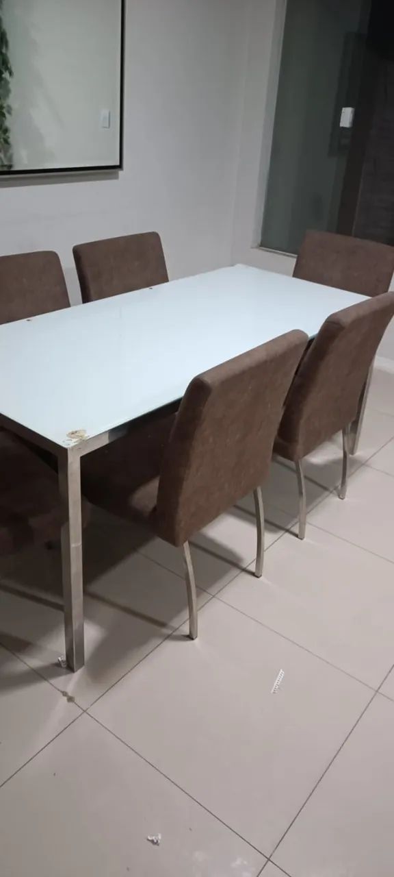 Mesa de Jantar 6 Lugares + Sofá de Couro Espaçoso - Foto 2