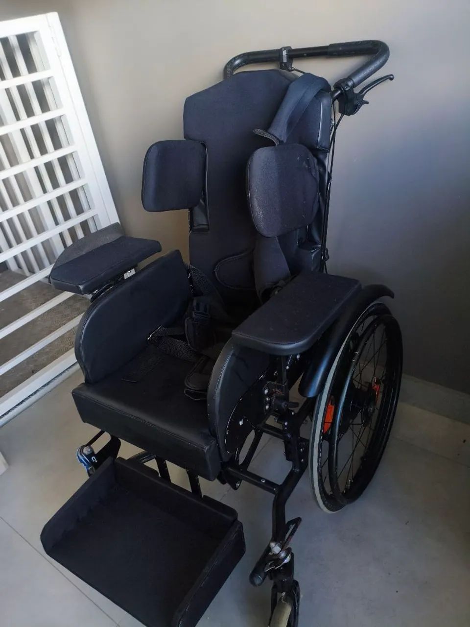 Cadeira rodas importada bem confortáve!! - Foto 4