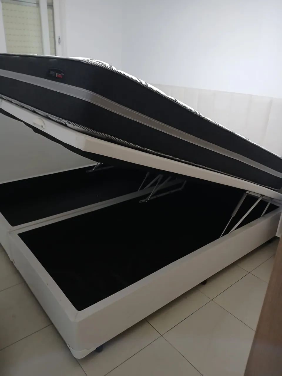 Cama King Size com Baú + Colchão - Ótimo Estado!