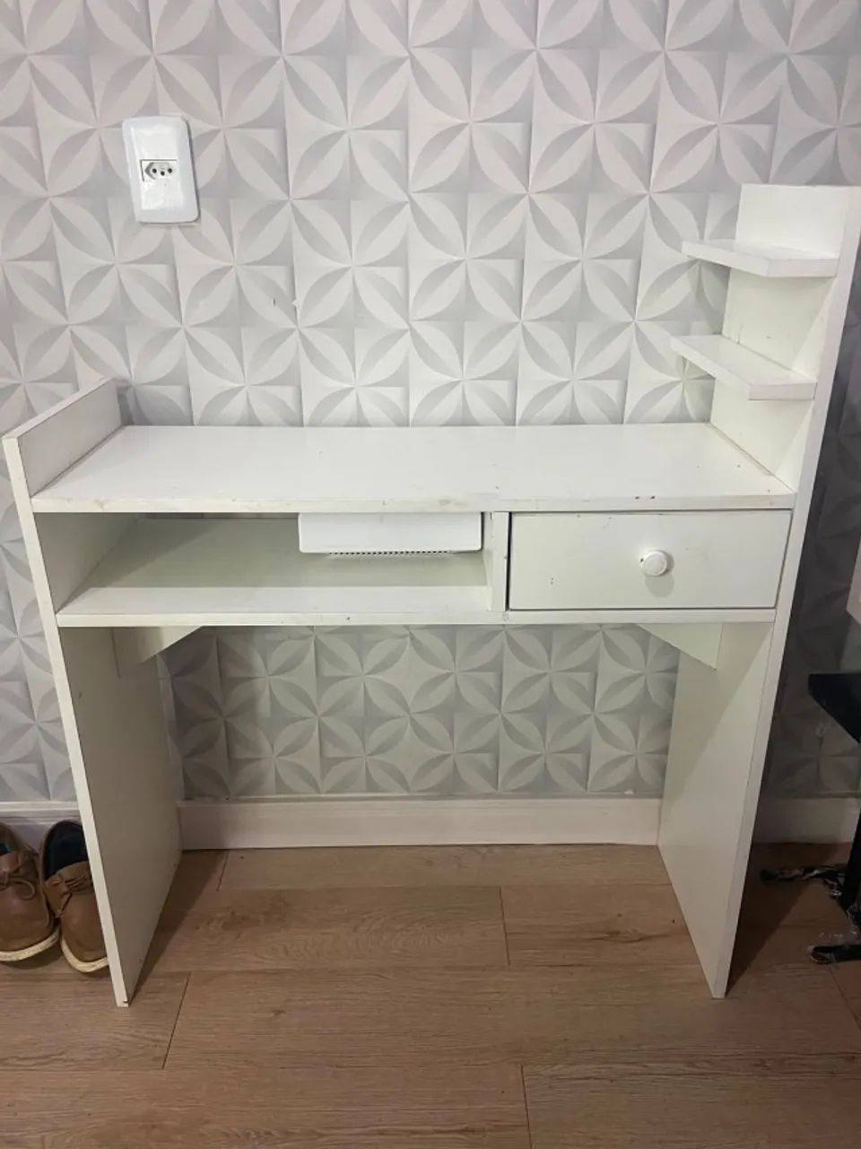 Mesa manicure e porta esmaltes 