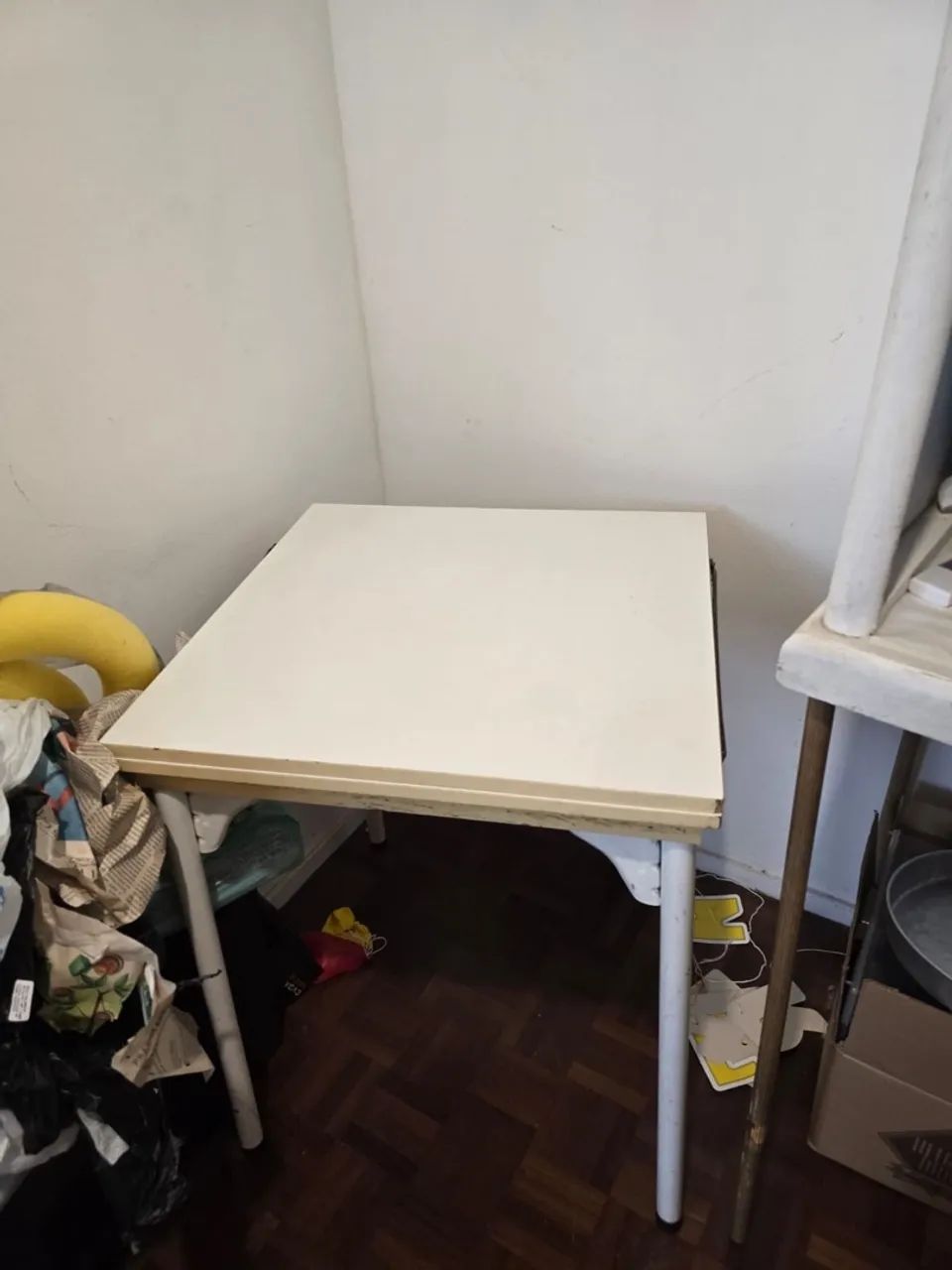 Mesa em fórmica branca + 2 bancos - Foto 4