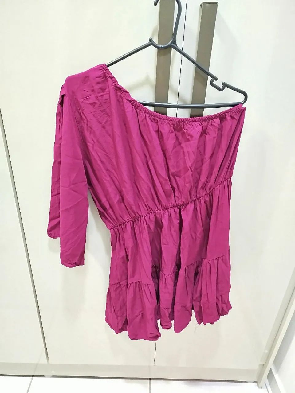 Macaquito verde, vestido rosa e conjunto verde