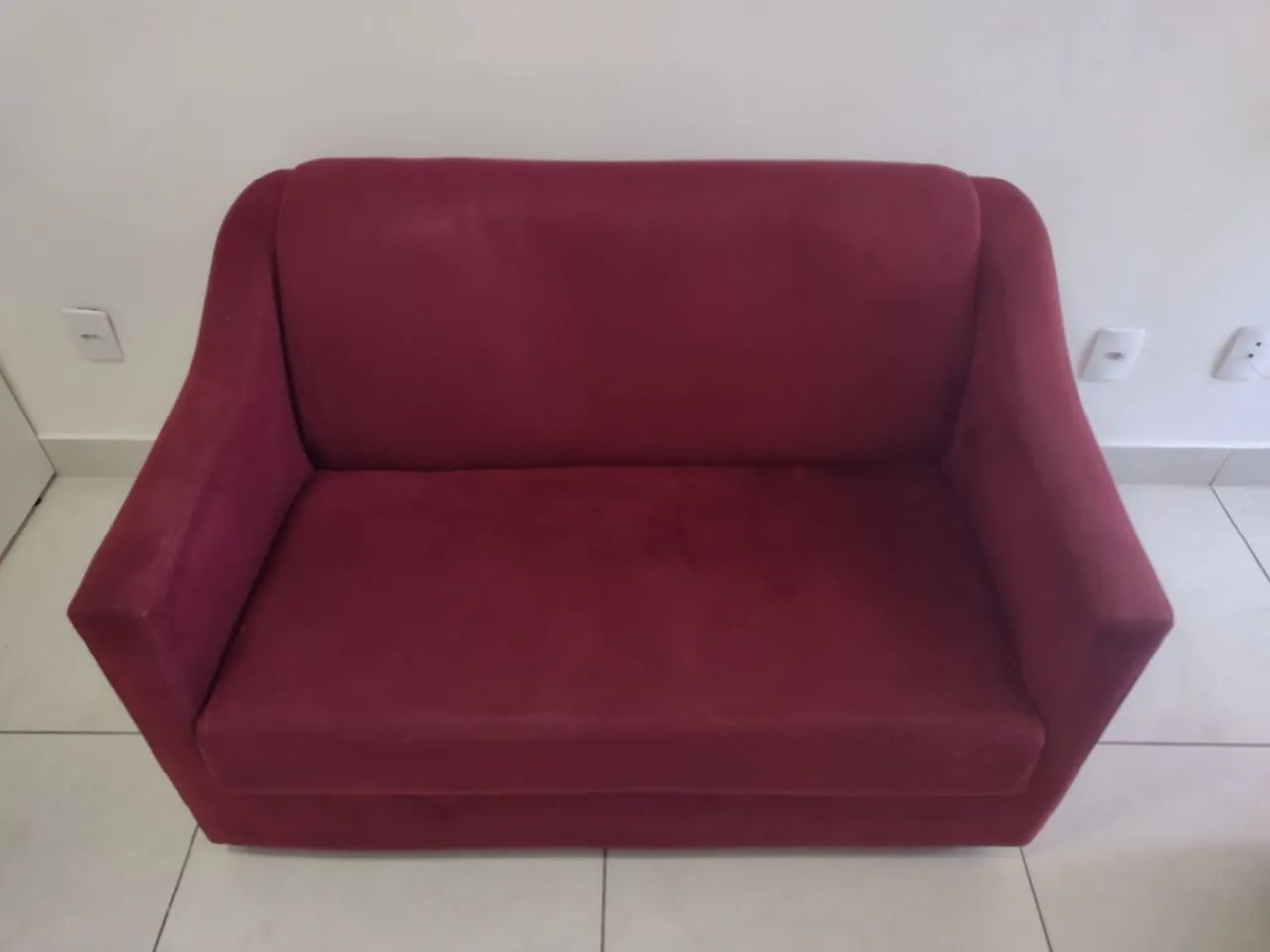 Sofá Namoradeira Compacto em Veludo Vermelho  - Foto 2