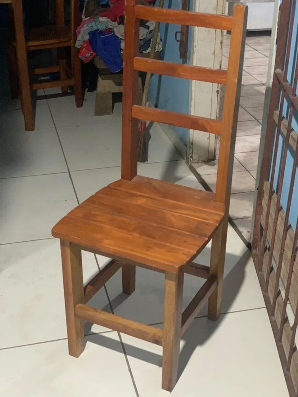 Mesa de madeira maciça de Jaca com 6 cadeiras