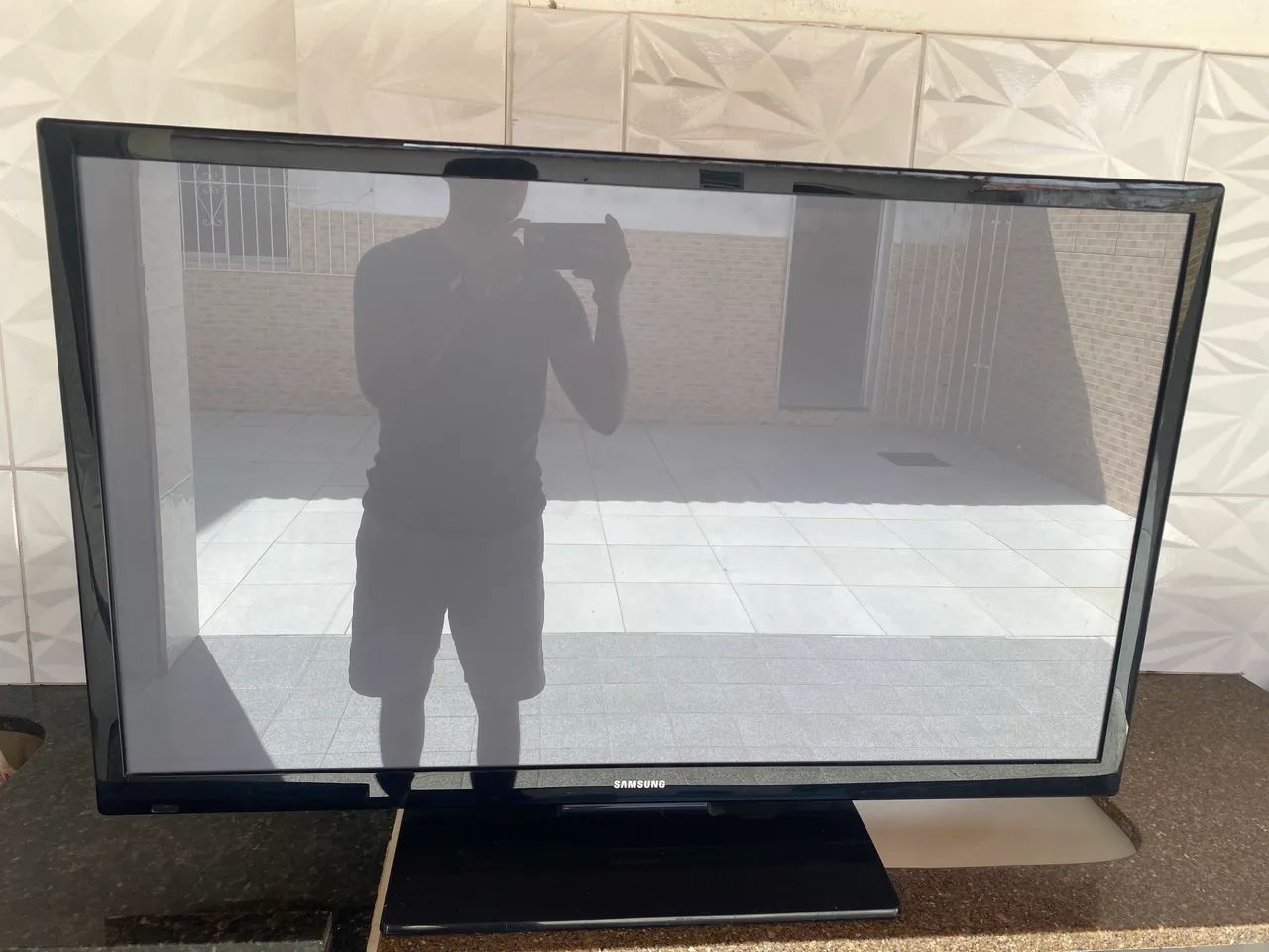 TV Samsung com defeito sem ligar nada 