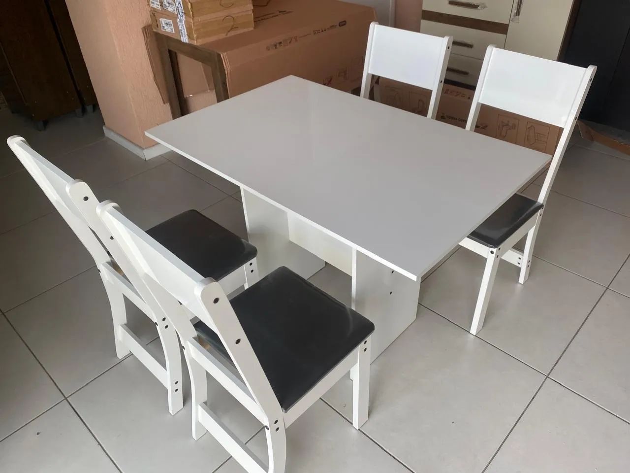 Mesa com 4 cadeiras - entregamos hoje 
