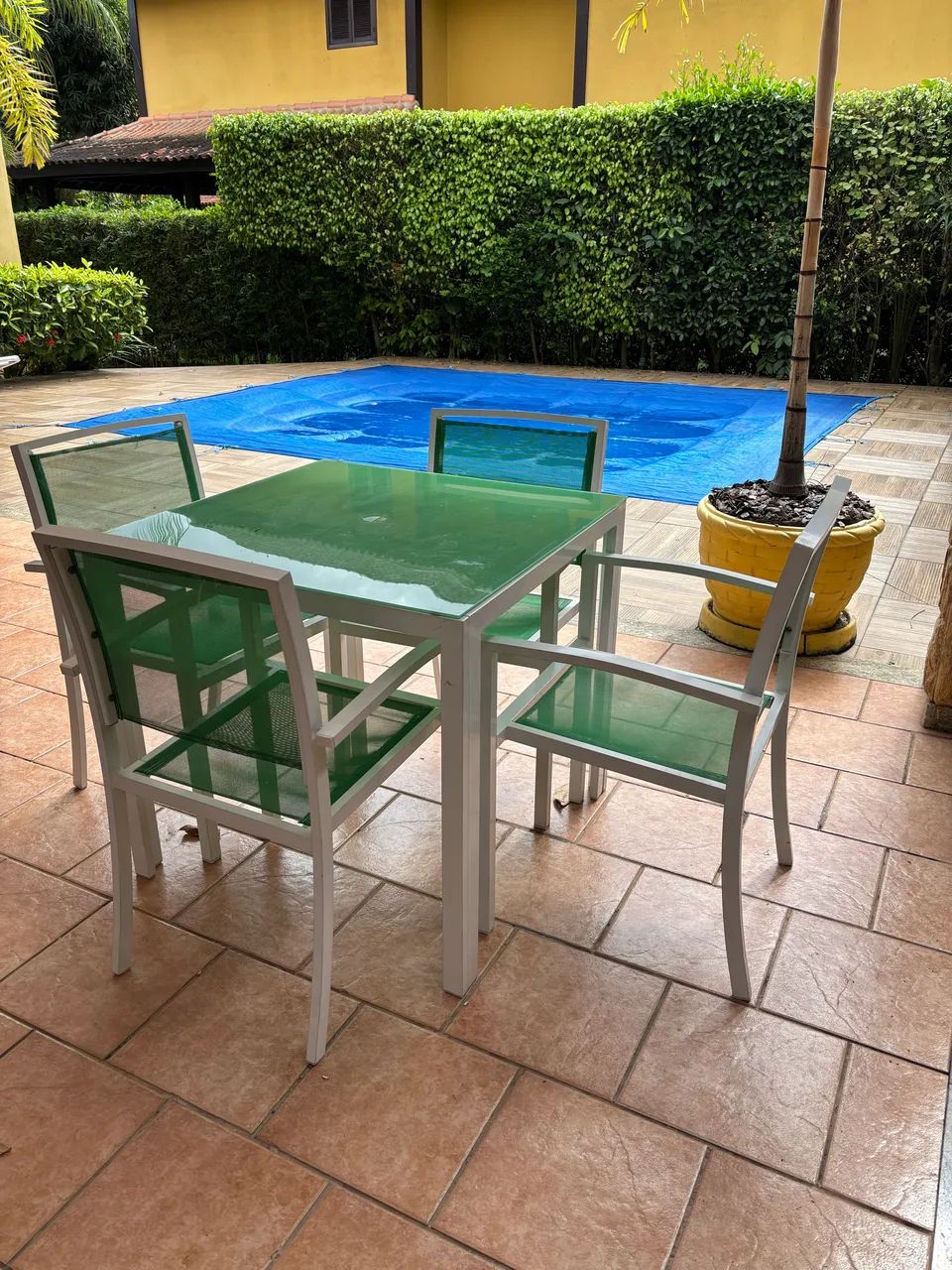 Conjunto para área externa - mesa de vidro + 4 cadeiras