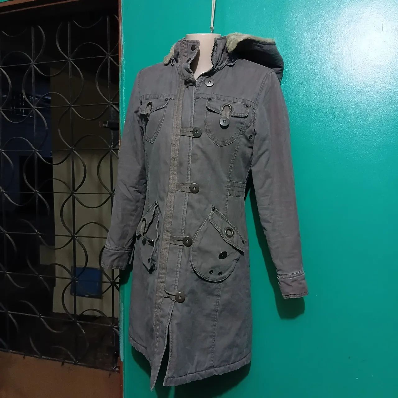 Casaco feminino cor cinza com capuz de pele 