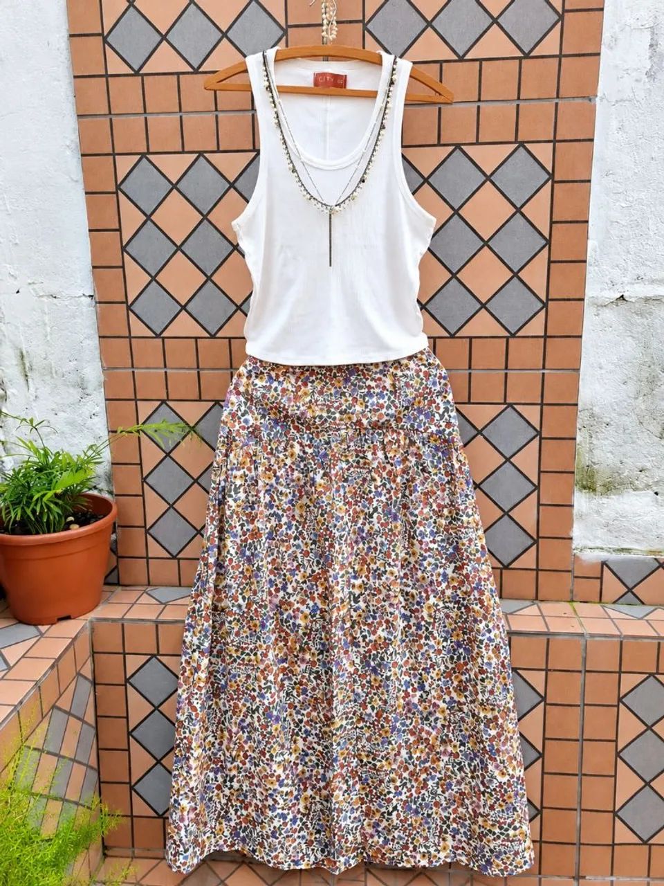 Conjunto saia longa floral e top branco