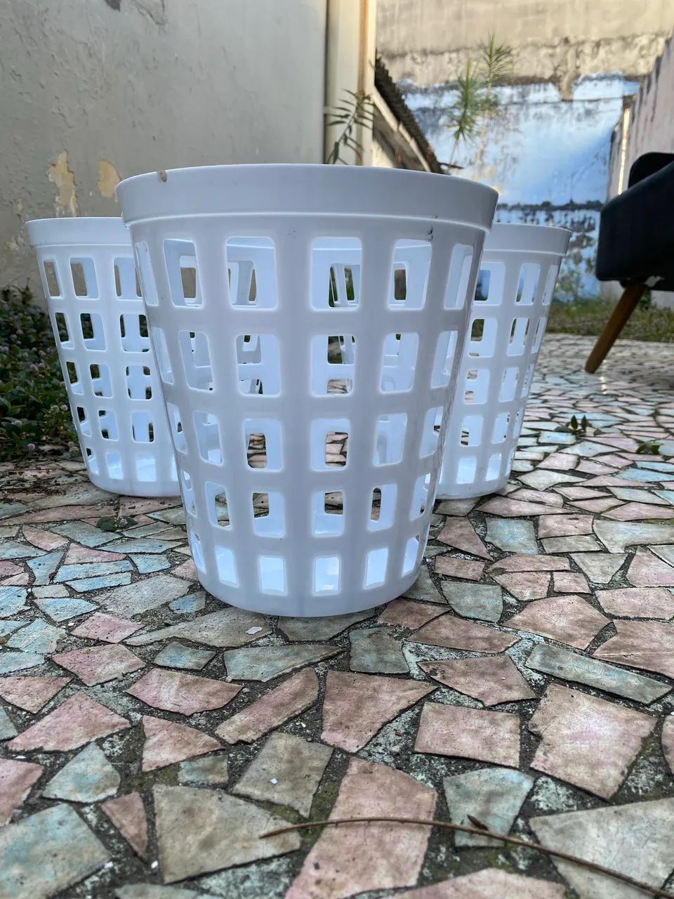 Kit com 3 Lixeiras Plásticas Brancas - Foto 3