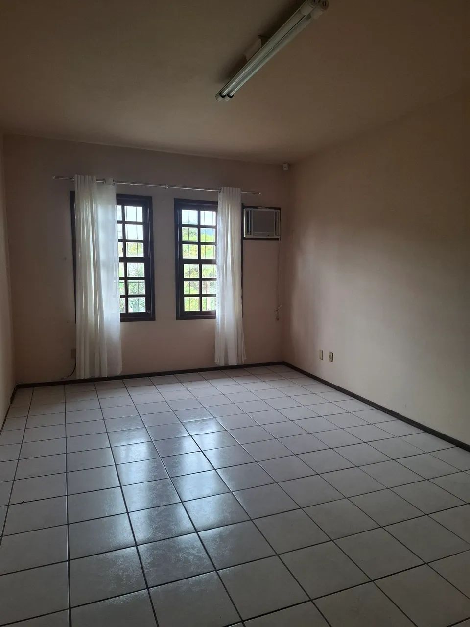 Sala comercial no 2. Piso - Saguaçu 