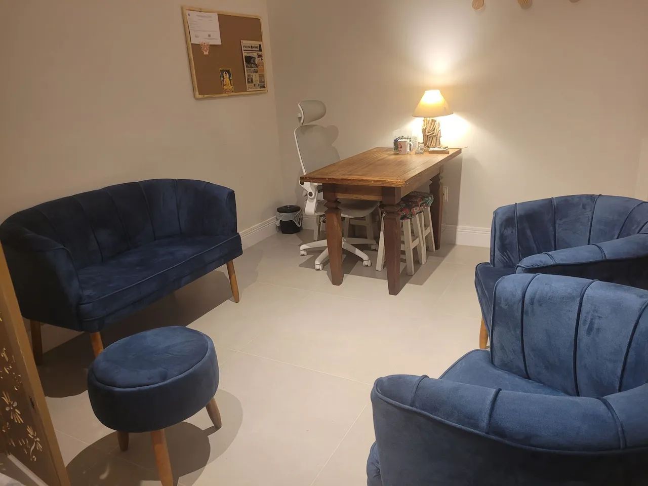 Conjunto de Sofá e cadeiras de veludo azul marinho - Foto 5