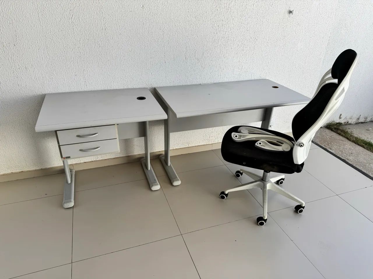 Mesa dupla e cadeira