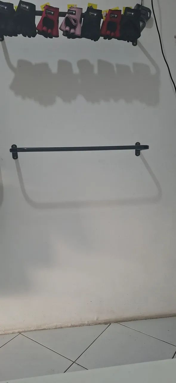 ARARA DE PAREDE PARA LOJA DE ROUPA