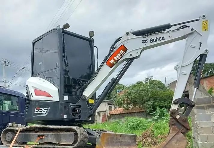 Mini escavadeira Bobcat E26 cabinada e ar condicionado  - Foto 4